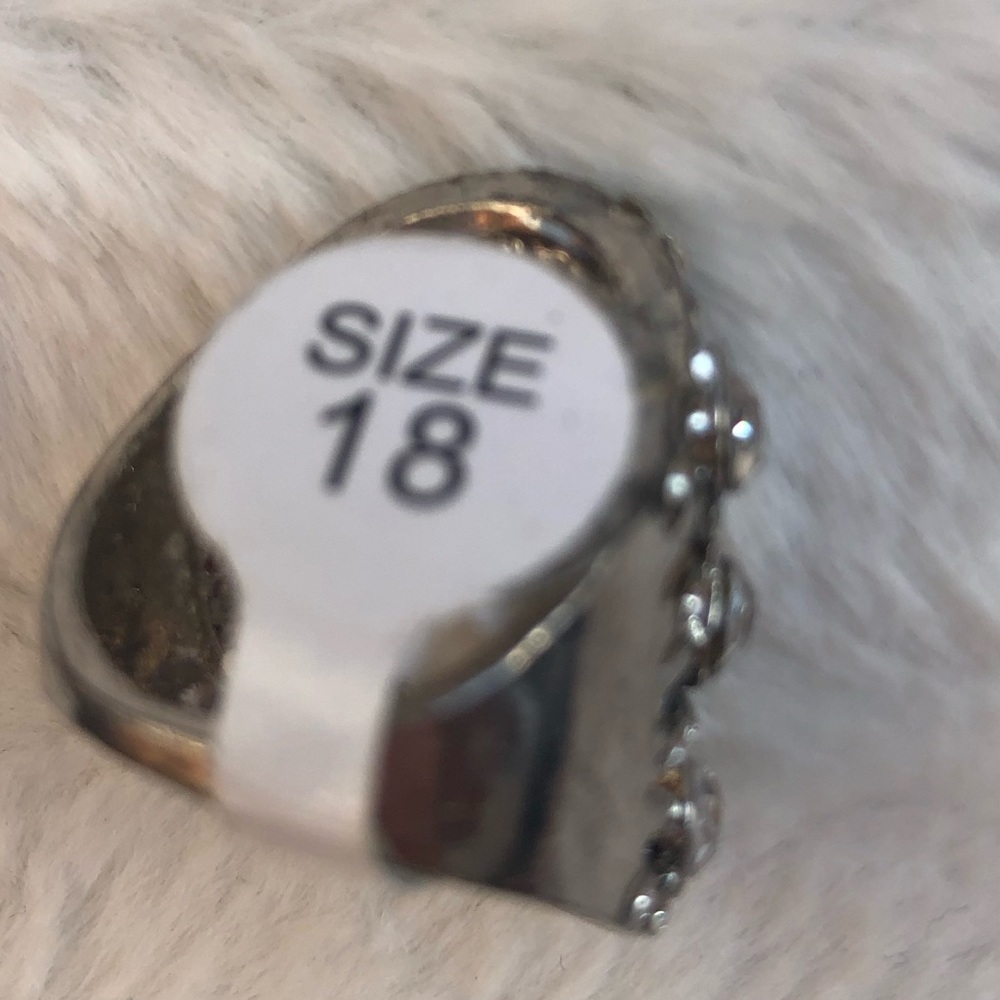 Beautiful Stunning Statement Piece Ring. Size 8 - image 4